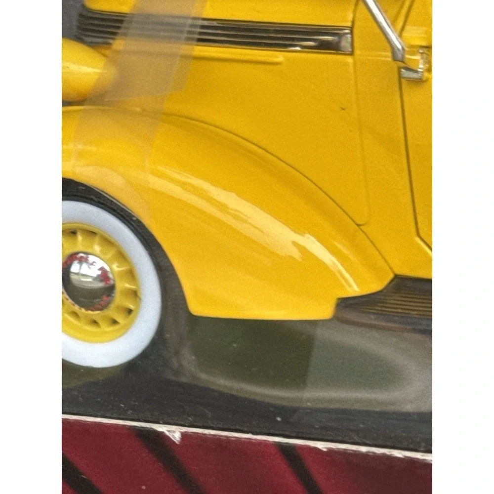 Road Signature‎ Deluxe Edition 1937 Studebaker Coupe Express Pick Up Truck 1:18